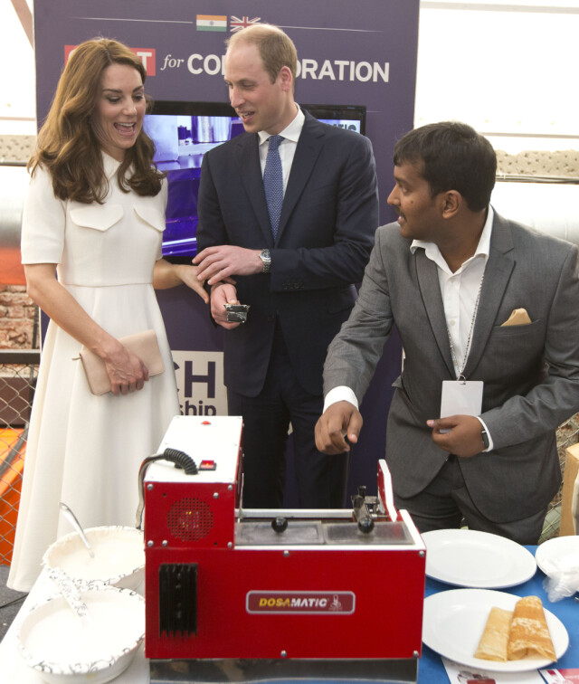 IMPONERTE: Kate og William var tydelig svært imponerte over den automatiske maskinen som lager pannekaker og crepes. Foto: Pa Photos IMPONERTE: Kate og William var tydelig svært imponerte over den automatiske maskinen som lager pannekaker og crepes. Foto: Pa Photos